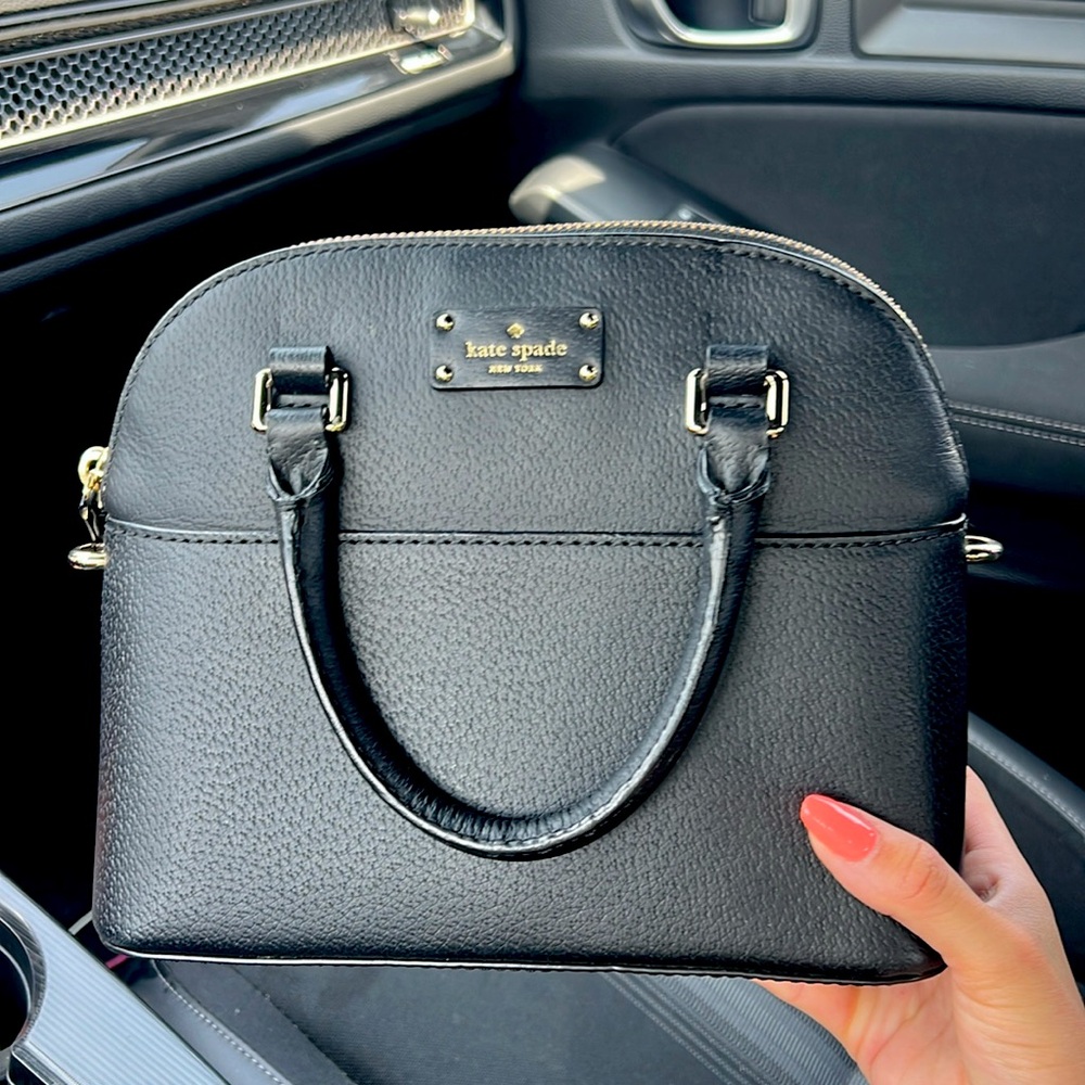 Kate spade black mini purse in good condition. Not brand new but well kept.